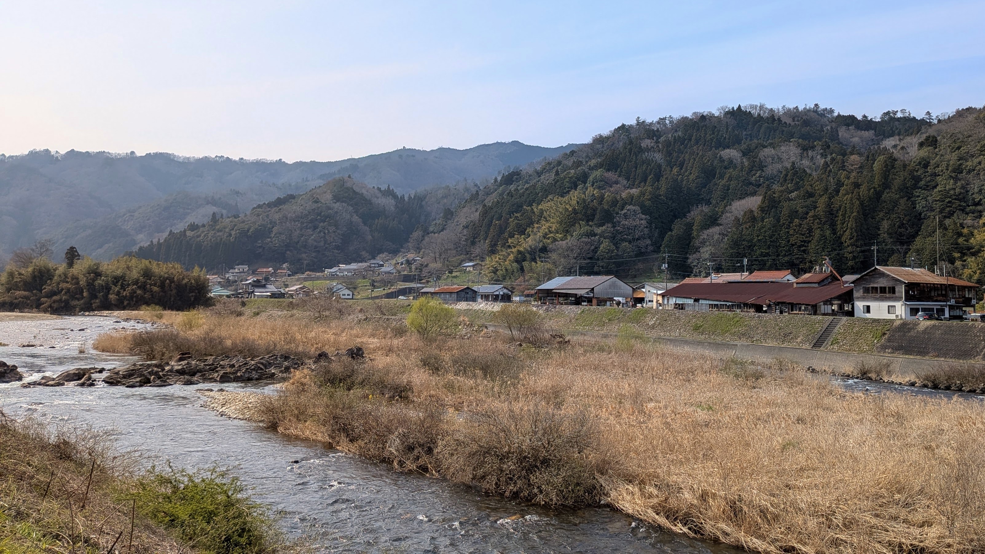 会社の前を流れる高津川。向こうには山並みが見える。